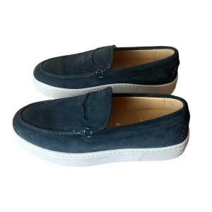 Christian Louboutin  - Christian Louboutin boat skor. Storlek 41 passar 41/42. Skick som nya använda 2 gånger. Pris 2990kr finns att köpa på våran hemsida, Fashionels.com