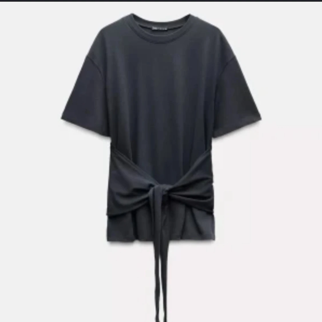 Svart t-shirt med knyt i midjan