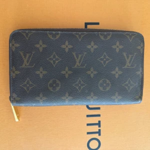 Louis Vuitton Zippy Organiser Monogram - Beskrivning Köpt på Louis Vuitton i Stockholm, Obetydligt använd. Kvitto, box och dust bag medföljer. Nypris idag: 9 450 SEK på hemsidan. Serienummer: M62581 Unisex. Har ni några frågor så är det bara att höra av sig!