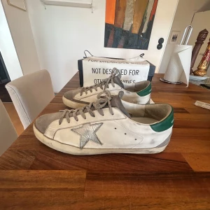 Golden Goose Superstar sneakers vit/grön - Superfina Golden Goose Superstar sneakers Storlek 42. Använda lite så bra skick förutom plösen på den ena skon . Tänk även på att smutset är artificiellt. Skriv vid minsta fråga 