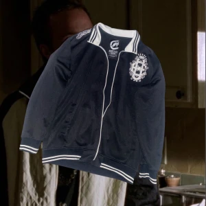 Ecko unltd zip up - As det svary och vit ecko zip up. Size M men sitter som L. 75cm lång 55cm bred. Blixtlåset är sönder.