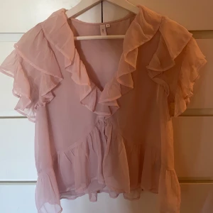 Rosa volangblus  - Söt blus från nelly