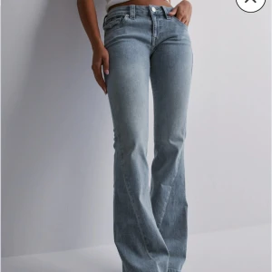 Ljusblå bootcut jeans med fickdetaljer - Säljer mina true religon jeans pga dem inte passar mig. Använd väldigt fåtal gånger. I storleken 28 men är som S/M. Sitter bra i längden som är 168