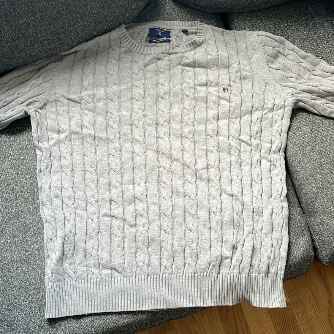 Ljusgrå kabelstickad tröja från Gant storlek M - 1