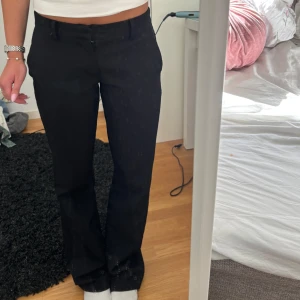 Lågmidjade kostymbyxor i storlek 36 från Gina Tricot  - Säljer dessa då de är lite stora på mig. Jag är 160 lång 💕