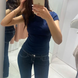 Mörkblå bootcut jeans - Mycket bra skick! Har dock klippt längderna.