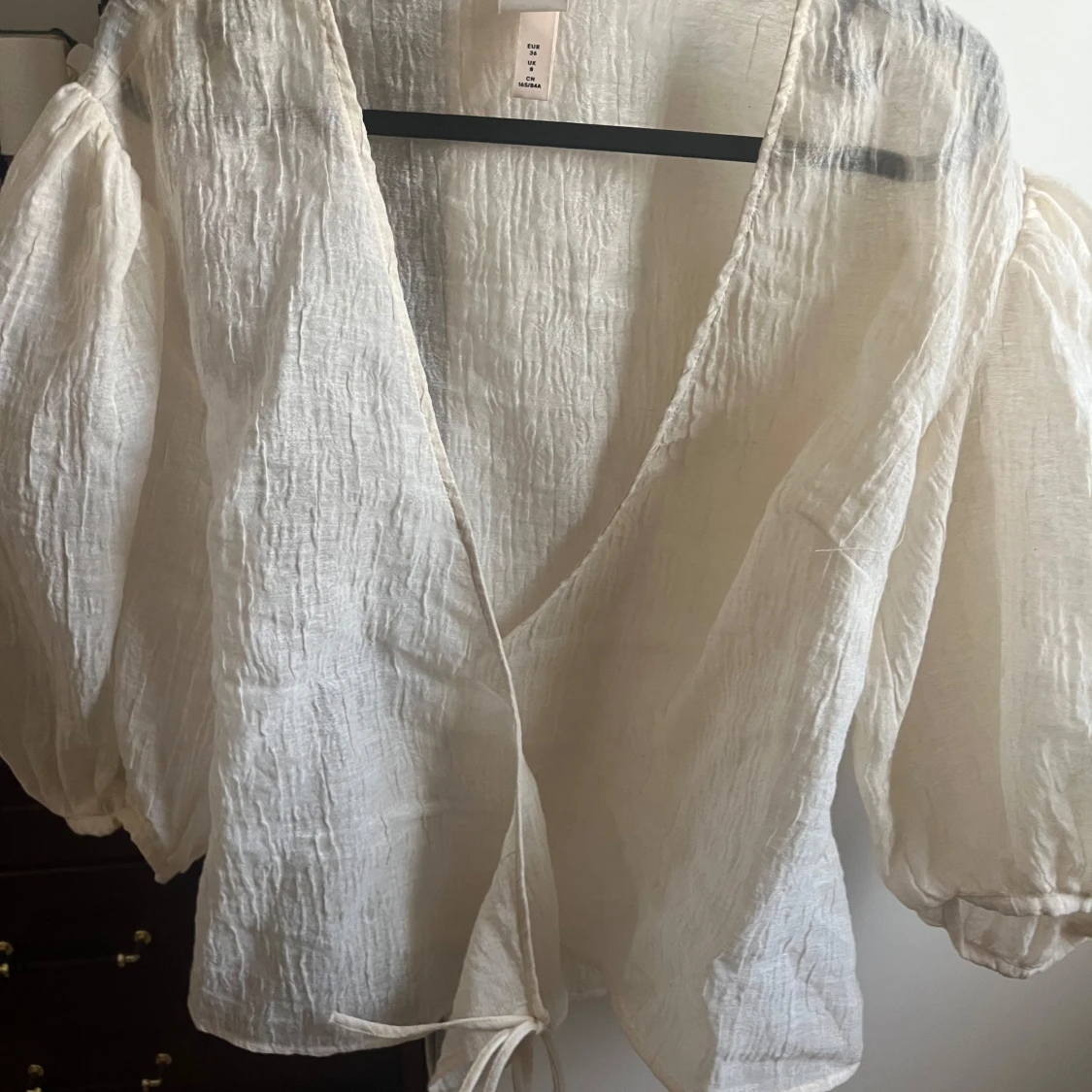 Vit omlottblus med puffärm