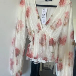 Blommig blus från Gina Tricot - Superfin blommig blus från Gina Tricot med prislapp kvar på💕den är helt slutsåld, nypris är 400kr.
