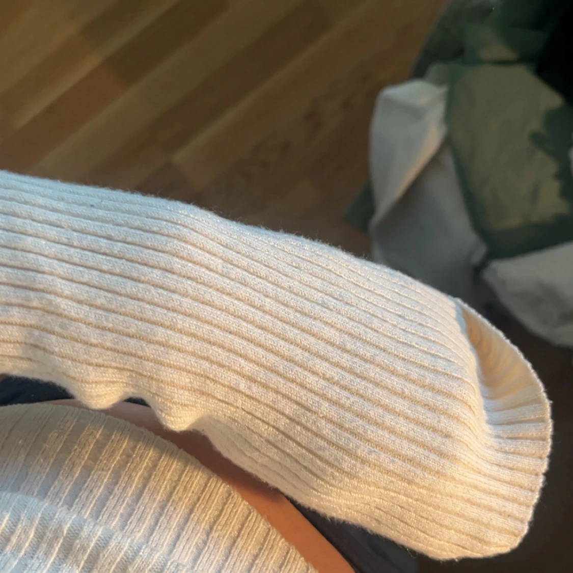 Offshoulder ribbad vit stickad topp - 4