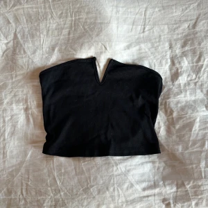 Svart tubtopp  - Svart tubtopp med v-ringning framtill. Endast testad💕