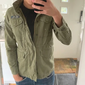 Ralph Lauren Field jacket - En otroligt snygg och eftertraktad field jacket ifrån Ralph Lauren. | Perfekta tillfället att köpa denna jackan. | Extremt bra skick, så gott som ny. | Kostar cirka 4000-5000 att köpa ny. | Modellen är 180, passar runt 170-182. | Storlek L i ungdom så passar en XS/S. | Hör av er vid frågor!🌟
