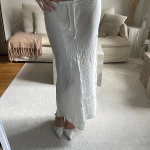 Linne kjol - Linne kjol från mango! Storlek xxs men passar även xs, använd en handfull gånger så har inga defekter!