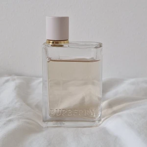Burberry Her Eau de Parfum 50 ml - Toppnoter: röda och svarta bär, citrusfrukter. Hjärtnoter: viol, jasmin. Basnoter: musk, vanilj, cashmeran, tränoter, amber, patchouli. Ordinarie pris 1197kr. Endast använd enstaka gånger.