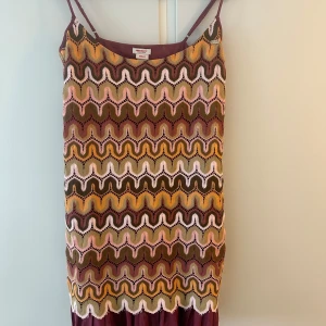 Miss Sixty klänning S - Klänning från Miss sixty i storlek small🥰 Köpt second hand men jag har aldrig använt den då jag skulle säga att det är mer en S/M än en XS/S som jag har, men upplever den som väldigt fint skick! 