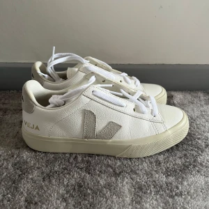 Veja Campo - Säljer dessa Veja skor i storlek 37 då de legat hemma väldigt länge utan att komma till någon användning. Oanvända och i nyskick. Nypris 1700kr. SÄLJER ÄVEN I STORLEK 38