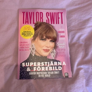 Taylor Swift magasin - Upptäck allt om Taylor Swift! Det här magasinet är fylld med bilder, fakta och inspirerande berättelser om superstjärnans liv, musik, mode och fans. Perfekt för dig som vill veta mer om hennes karriär, relationer och varför hon inspirerar en hel värld.