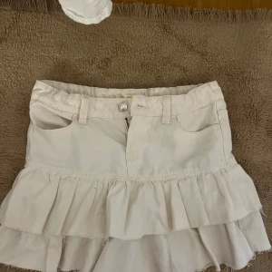 Jeans kjol! - söt volang jeanskjol, säljer för den inte kommer till användning 🥹🥹