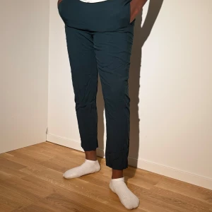 Mörkblå croppade byxor med fickor - Snygga mörkgrön byxor med croppad längd och raka ben. Byxorna har en enkel design med diskreta sidfickor och elastisk midja för skön passform. Perfekta till sneakers eller boots och funkar året runt.