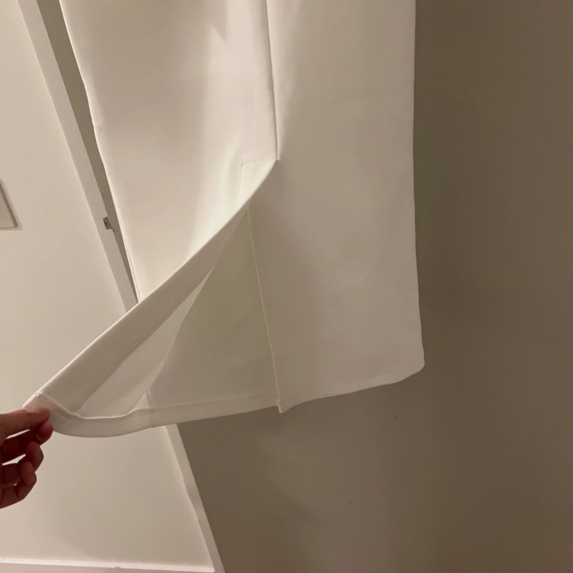 Vit offshoulder långklänning med bälte - 2