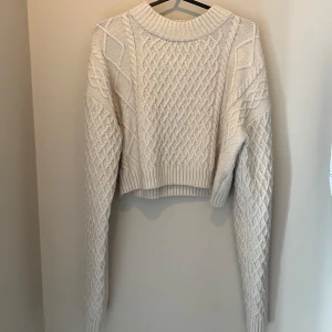 Stickad croppad tröja - Stickad tröja från HM som är croppad