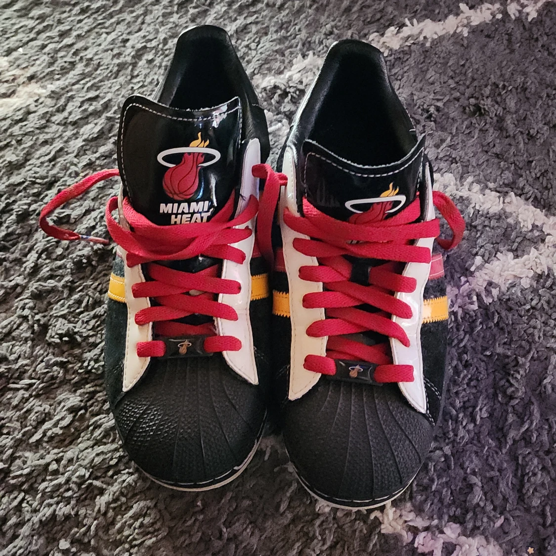 Adidas Miami Heat sneakers svart/röd (oanvända)