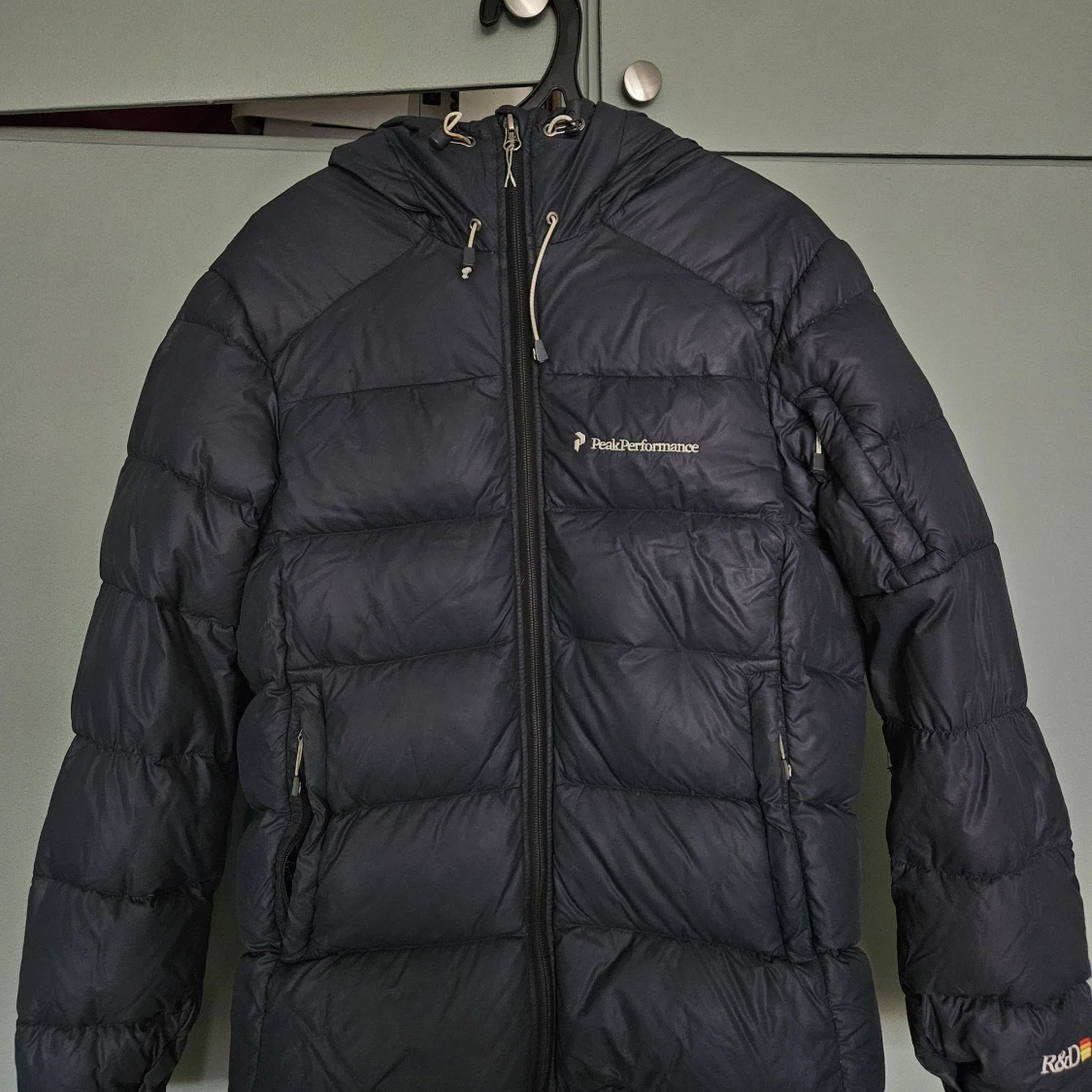 Svart dunjacka Peak Performance S