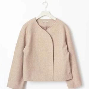 Beige höst kappa - Jättefin beige jacka från Gina som knappt är andvänd skriv för fler bilder eller frågor, pris kan sänkas vid snabb affär❤️