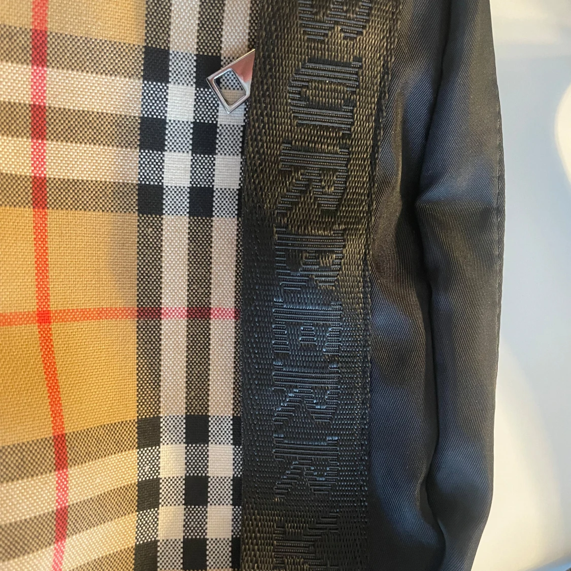 Burberry rutig axelväska med logga - 2