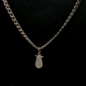 Silverhalsband med vit pärldroppe - Stilrent halsband i silverfärgad metall med en kedja och ett hängsmycke i form av en vit droppformad pärla. Längd 40cm+5, rostfritt stål  och pärlor 