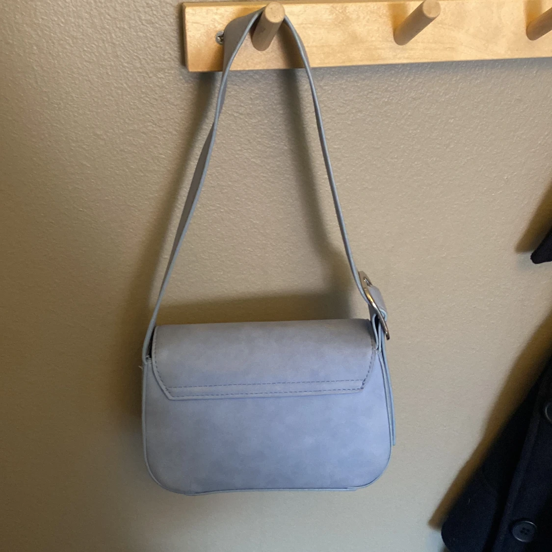 Ljusblå axelväska i mocka-look - 1