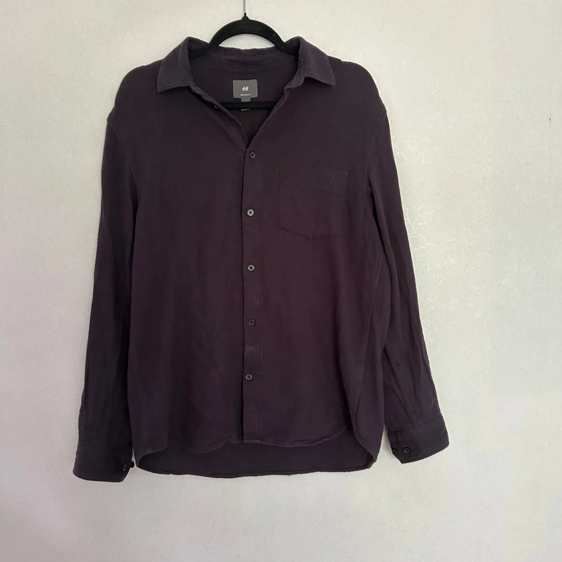 Mörklila skjorta från H&M, regular fit