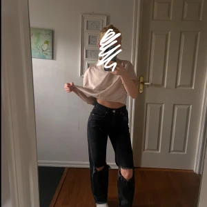 Beige croppad linnetopp - 90s perfect jeans från Gina tricot. 
