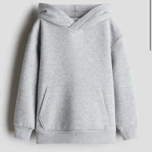 Grå hoodie med huva - Säljer en ljusgrå hoodie som ej kommer till användning. Storlek 146/152 men passar mig som har S. Bara att säga till för fler bilder!!