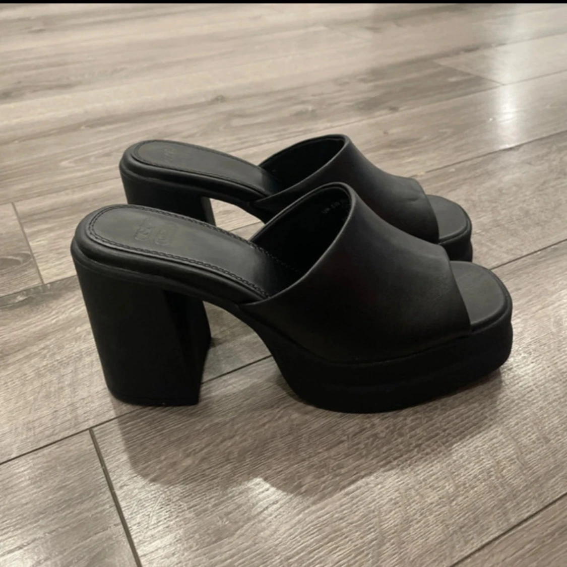 Svarta klackade sandaler från ASOS