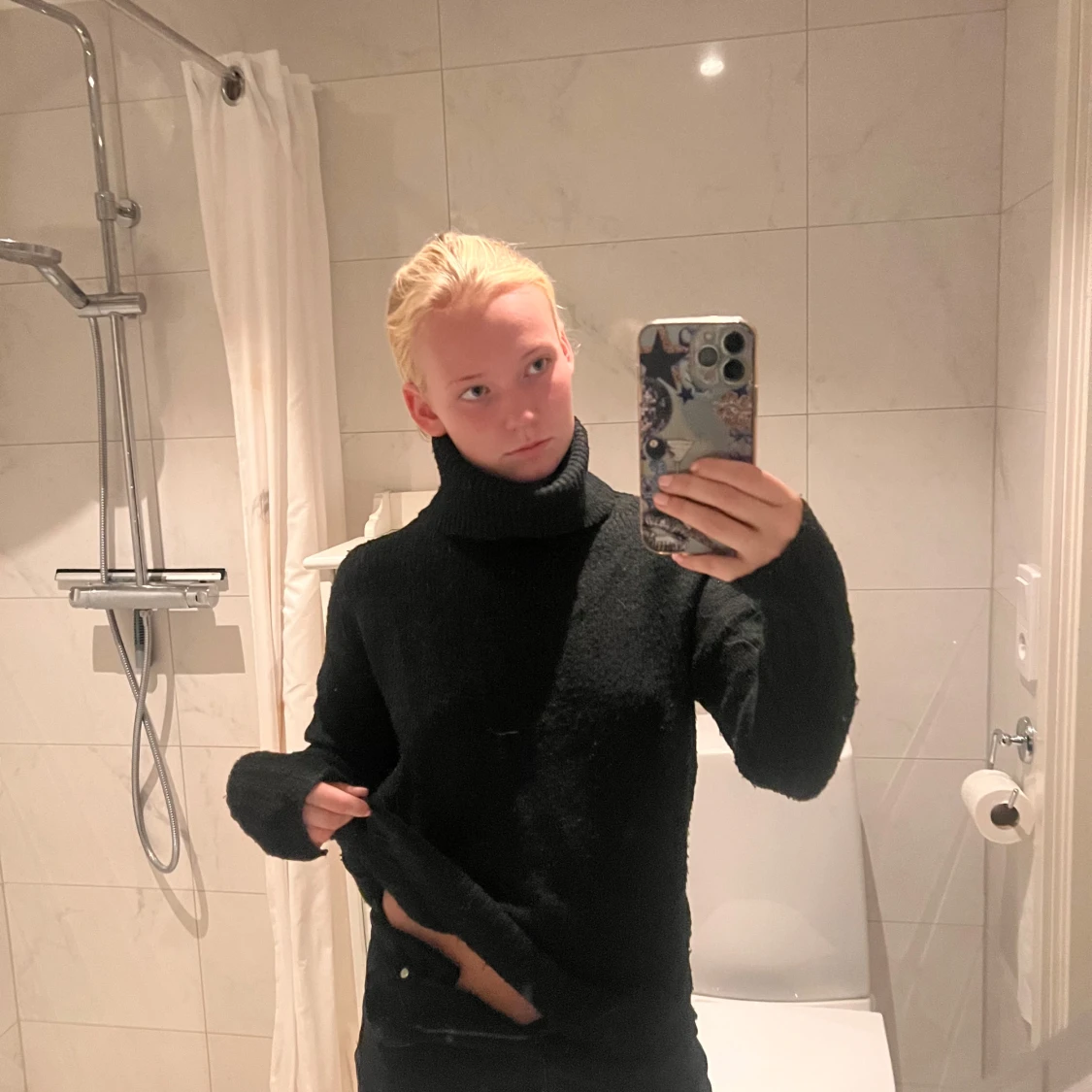 Svart polotröja i stickat material - 1