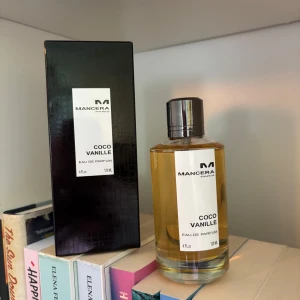 Mancera Coco Vanille Eau de Parfum - Lyxig parfym från Mancera, Coco Vanille, i en stilren glasflaska med svart lock och vit etikett. Doften är exotisk med inslag av kokos och vanilj. Flaskan rymmer 120 ml och kommer i en elegant svart kartong. Helt ny