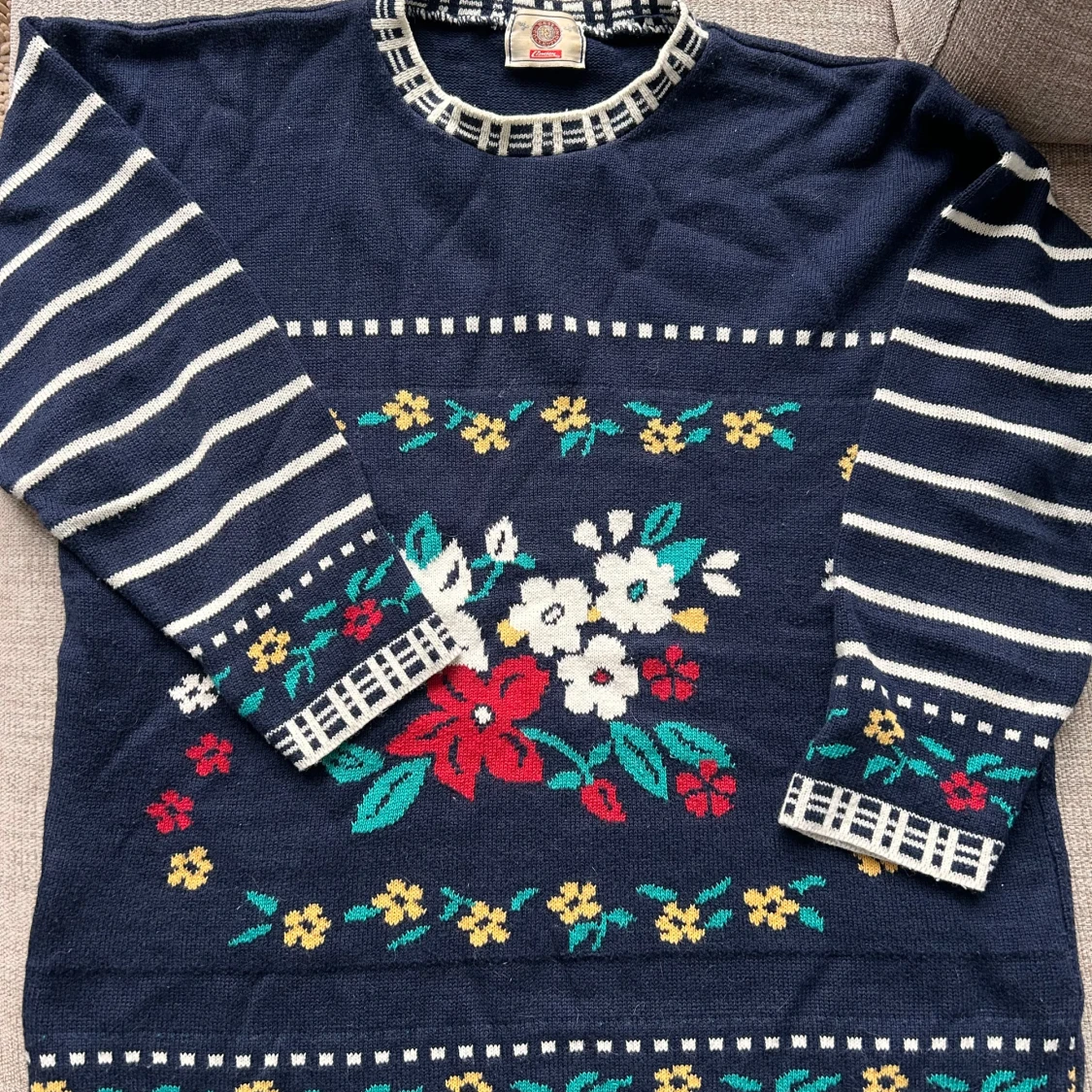 Blommig tätstickad tröja från Lindex - 2