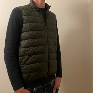 Väst Barbour - Hej! Säljer nu denna fina väst från barbour. Storlek: M Pris: 700 kr. Västen är i ett gott skick och är sparsamt använd. 