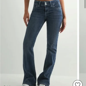Blå bootcut jeans med broderade fickor från Nelly ”stitch”🩷 - Fina trendiga jeans från Nelly, modellen heter stitch. Nypris 700. Endast använda enstaka gånger , lite trådar har gått upp längst ner men absolut inget man tänker på, se sista bilden❤️ skriv vid frågor eller om ni vill diskutera priset!:) storlek 36.