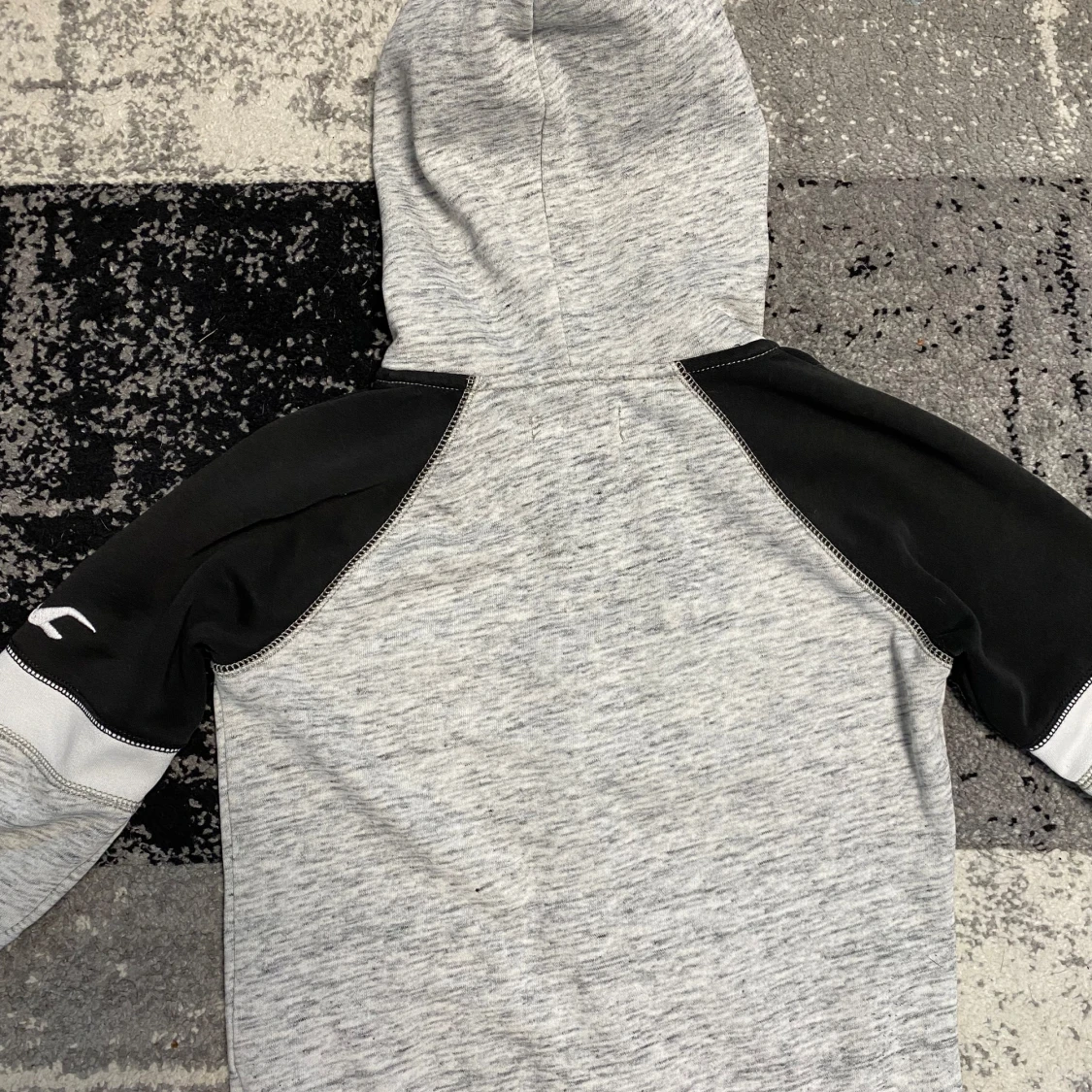 Grå och svart hoodie från Hollister XS - 1