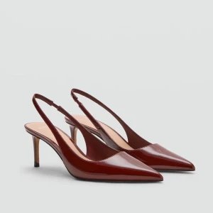 Vinröda slingback pumps med spetsig tå - Svinsnygga vinröda glansiga pumps med spetsig tå och smal klack. Slingback- modell. Skit snygga till ett par jeans. Endast använda en gång, lite slitna men absolut inget man lägger märke till! Köpte för 529kr. Pris går att diskuteras!!🫶🏼