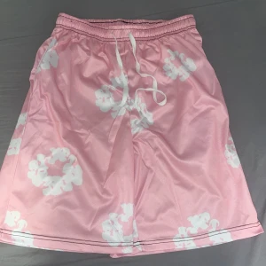 Denim tears shorts  - Hej, jag säljer ett par denim tears shorts som är i toppskick som aldrig är använda endast testade. Vid funderingar om shortsen hör av dig till mig!😊