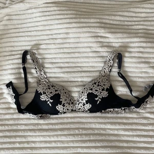 Populära intimissimi bh - Säljer nu min intimissimi bh då ej riktigt passar! Jätte fint skick och har inga tecken på användning eller någon missfärgning! Skriv vid frågor eller fler bilder💕 Priset går att diskutera!💕💕 nypris;519kr❤️