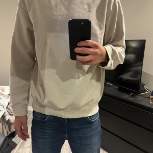 Beige Sweatshirt - Beige Seratshirt. Sparsamt använd.