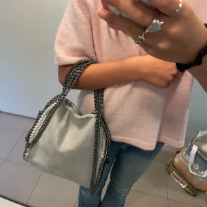 grå Stella McCartney liknande väska - fin och rymlig väska som passar till mycket!💗köpte den här på plick för 500<3