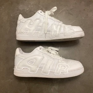 CPFM air force 1 - CPFM Air Forces i storlek 44, vita. Används medan försäljning, så skicket ändras med tiden - först i kvarn alltså, i mycket fint skick. Riktigt fräscha skor som passar med i princip vad som helst, utan att vara lika basic som vanliga air forces 👊