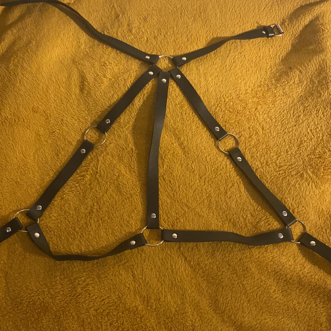 Svart harnessbälte i skinn