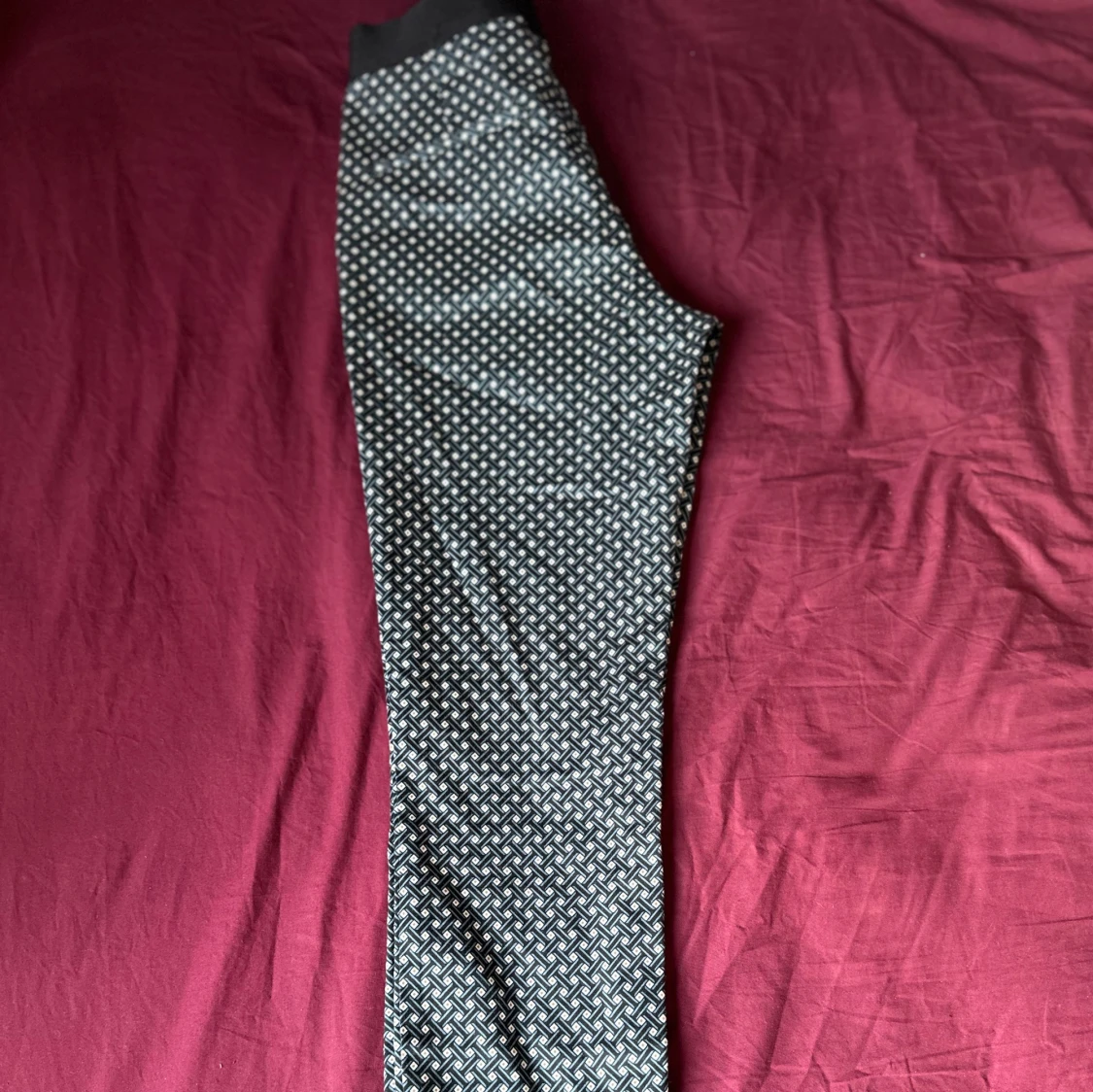 Svarta byxor med grafiskt mönster - 1