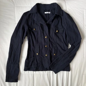 Blazer/jacka  - Stilren marinblå blazer/jacka från Vila i tunt tyg i bomull och linne. Knappt använd alls, nytvättad. Skriv vid frågor 💞