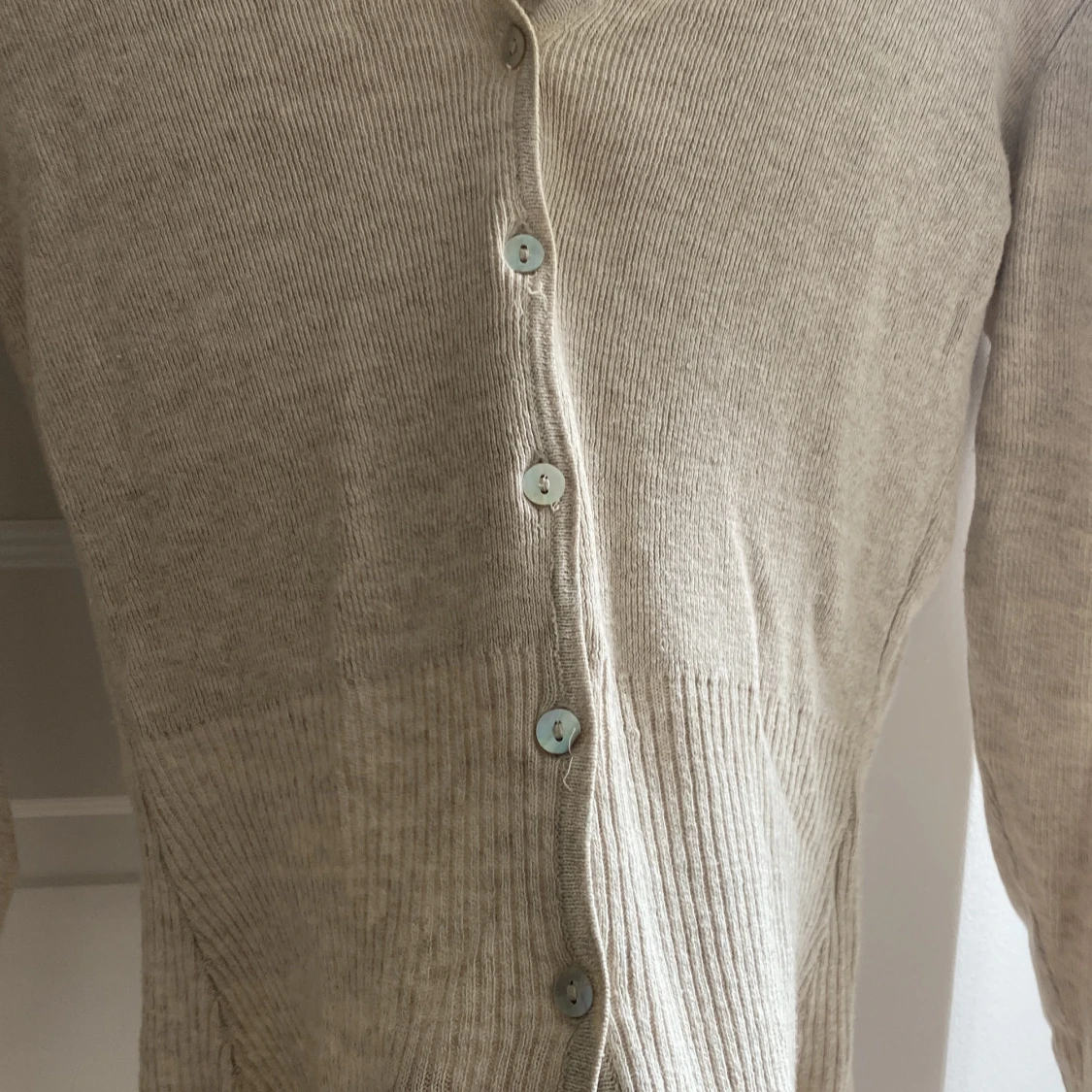 Beige ribbad kofta från H&M - 1